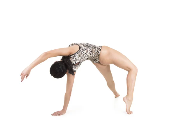 Una Joven Traje Baño Leopardo Dedicada Fitness Acrobacias Yoga Estudio — Foto de Stock