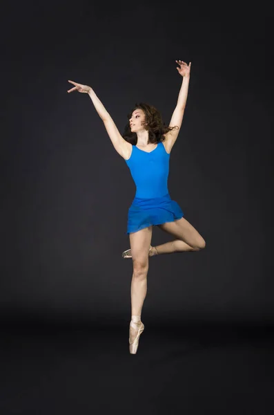 Una Ragazza Con Capelli Lunghi Abito Blu Scarpe Punta Balletto — Foto Stock