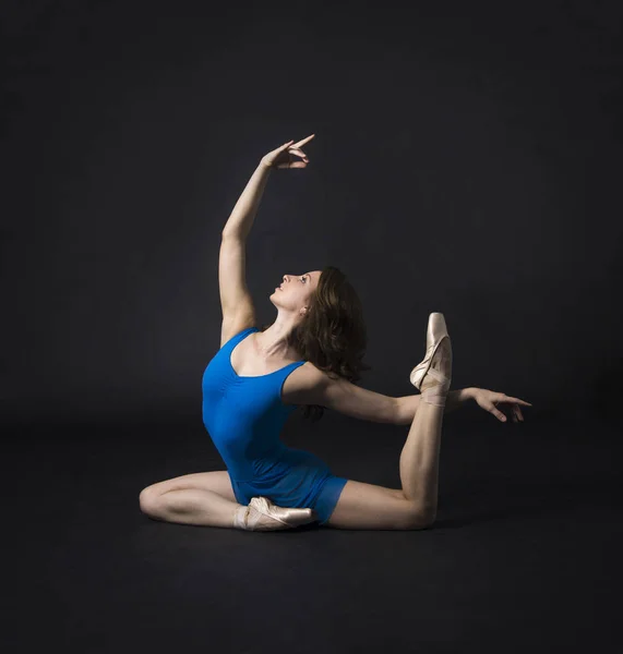 Una Chica Pelo Largo Con Vestido Azul Zapatos Pointe Bailando — Foto de Stock