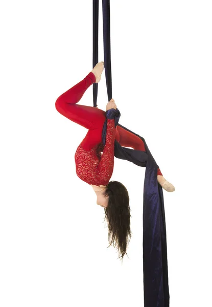 Mladá Dívka Dlouhými Vlasy Červeném Obleku Provádí Gymnastické Cirkus Cvičení — Stock fotografie