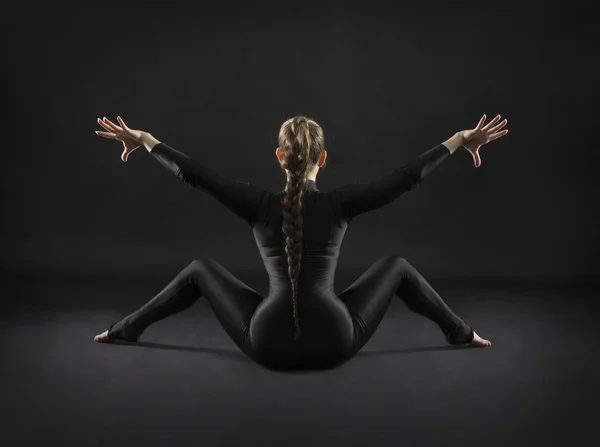 Дівчина Чорному Костюмі Довгим Волоссям Виконує Гімнастичні Вправи Студійний Знімок — стокове фото