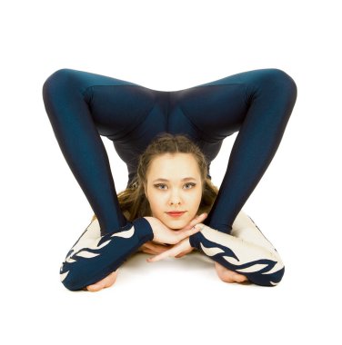 Acrobat akrobasi pratik jimnastik, beyaz ve mavi elbiseli, Genç bir atlet yapıyor. Beyaz arka plan üzerinde izole görüntüleri.