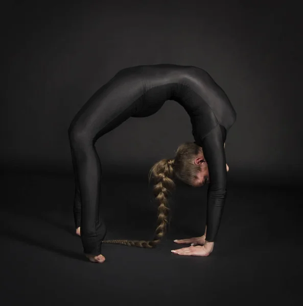 Ragazza Abito Nero Con Capelli Lunghi Esegue Esercizi Ginnici Studio — Foto Stock