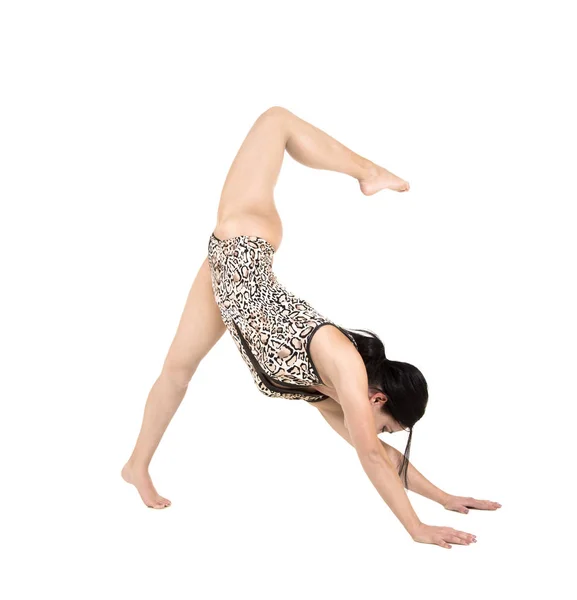 Una Joven Traje Baño Leopardo Dedicada Fitness Acrobacias Yoga Estudio — Foto de Stock