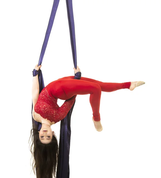 Mladá Dívka Dlouhými Vlasy Červeném Obleku Provádí Gymnastické Cirkus Cvičení — Stock fotografie