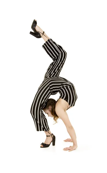 Une Jeune Fille Souriante Costume Rayé Fait Des Exercices Gymnastique — Photo