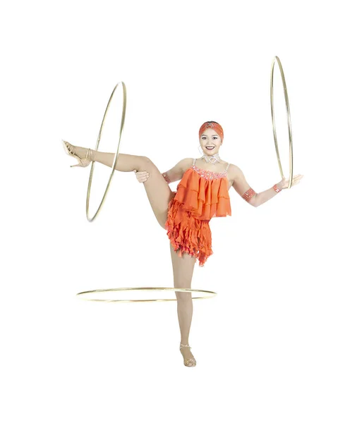 Ein Mädchen im Bühnenkleid führt einen Tanz mit einem Hula-Hoop-Reifen auf. — Stockfoto