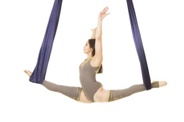 Genç, uzun saçlı, gri takım elbise ve mavi havadar ipek egzersizleri yapıyor tozluk gülümseyen acrobat .