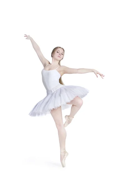 Una chica con el pelo largo, en un tutú blanco bailando ballet . —  Fotos de Stock