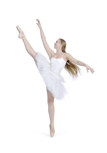 Una chica con el pelo largo, en un tutú blanco bailando ballet . —  Fotos de Stock