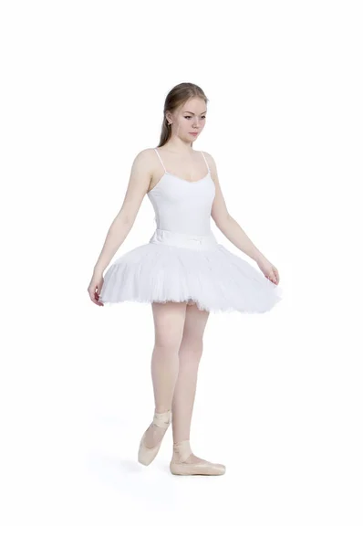 Uma menina com cabelos longos, em um balé branco tutu dança . — Fotografia de Stock