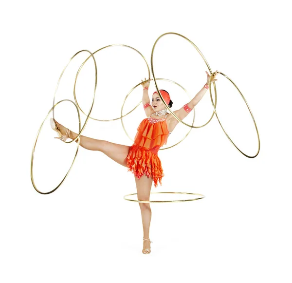 一个穿着舞台礼服的女孩用呼拉圈表演舞蹈. — 图库照片