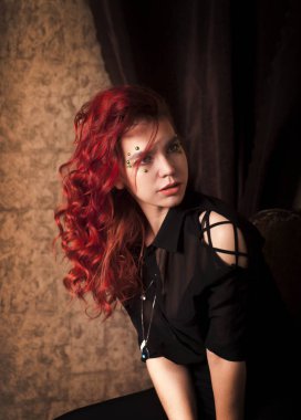 Uzun saç ve makyaj, stüdyoda poz duygusal kız.