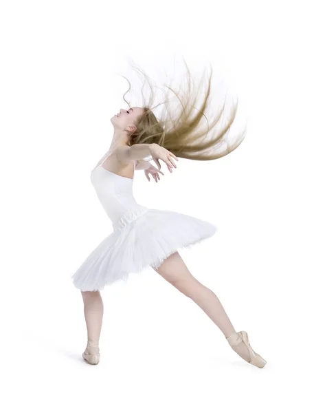 Uma menina com cabelos longos, em um balé branco tutu dança . — Fotografia de Stock