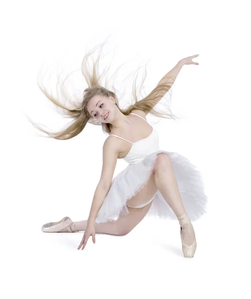 Une fille aux cheveux longs, dans un ballet de danse tutu blanc . — Photo