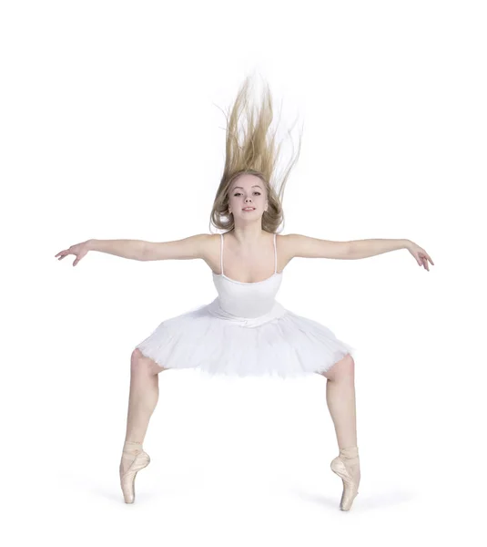 Uma menina com cabelos longos, em um balé branco tutu dança . — Fotografia de Stock