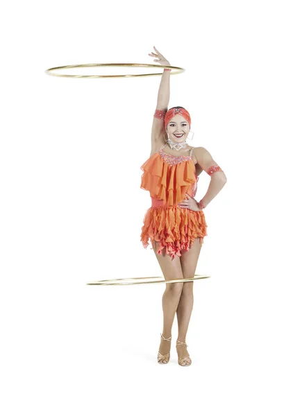 一个穿着舞台礼服的女孩用呼拉圈表演舞蹈. — 图库照片