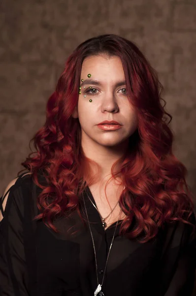 Chica emocional, con el pelo largo y maquillaje, posando en el Estudio. Fotografía de estudio sobre un fondo oscuro . — Foto de Stock