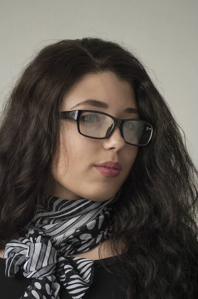 Retrato de una chica con gafas de pelo largo , — Foto de Stock