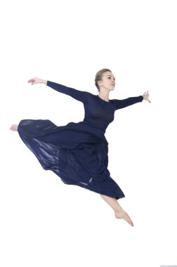 Mavi elbiseli bir kız dans bale.