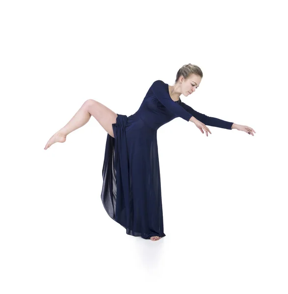 バレエを踊る青いドレスを着た少女. — ストック写真