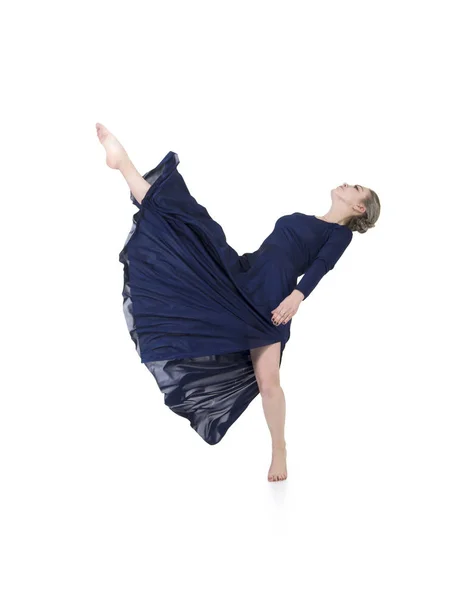 Una chica con un vestido azul bailando ballet . — Foto de Stock