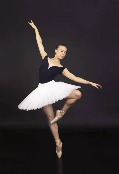 Linda bailarina em um balé de dança tutu branco . — Fotografia de Stock