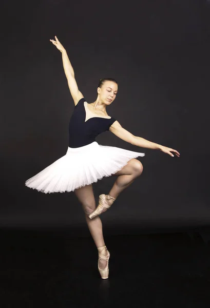 Linda Bailarina Balé Dança Tutu Branco Estúdio Filmando Fundo Escuro — Fotografia de Stock