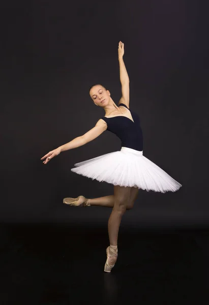Linda Bailarina Balé Dança Tutu Branco Estúdio Filmando Fundo Escuro — Fotografia de Stock