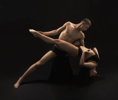 Akrobatik dans ve dublörler yapan genç bir kız.