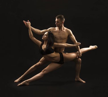 Akrobatik dans ve dublörler yapan genç bir kız.