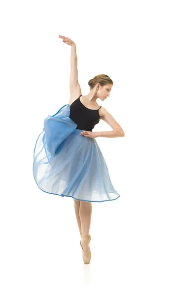 Chica con falda azul y un maillot negro bailando ballet . — Foto de Stock