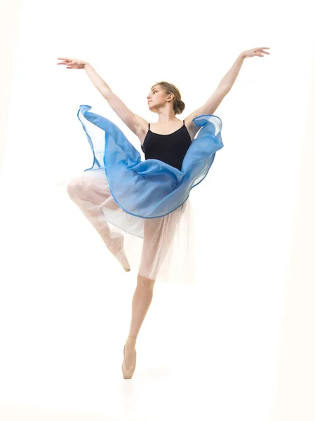 Fille dans une jupe bleue et un ballet de danse justaucorps noir . — Photo
