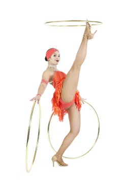 Bir sahne elbiseli bir kız bir dans bir hula Hoop gerçekleştirir..