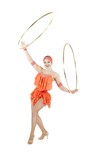 Ein Mädchen im Bühnenkleid führt einen Tanz mit einem Hula-Hoop-Reifen auf. — Stockfoto