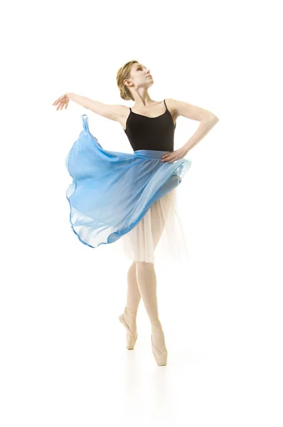 Κορίτσι σε μια μπλε φούστα και ένα μαύρο κορμάκι χορού μπαλέτο. — Φωτογραφία Αρχείου