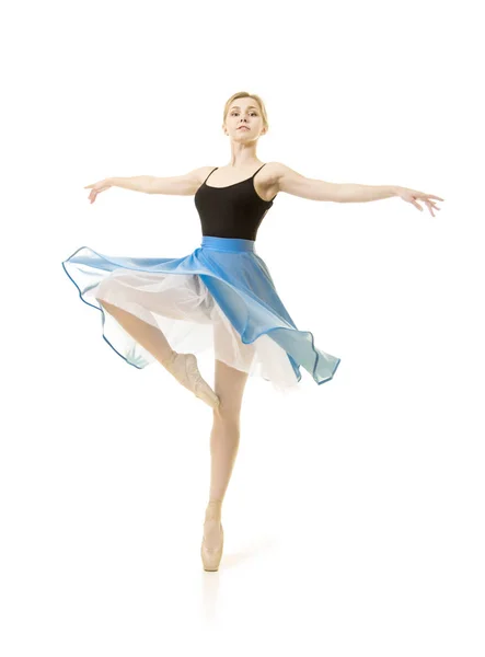 Meisje in een blauwe rok en een zwarte leotard dans Ballet. — Stockfoto