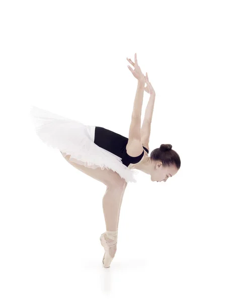 Nádherná Ballerina, v bílém školném baletu. — Stock fotografie