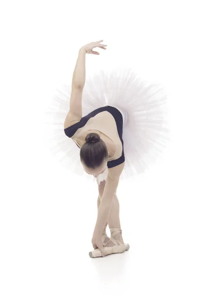 Hinreißende Ballerina in einem weißen Tutu, das Ballett tanzt. — Stockfoto