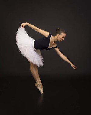 Beyaz tutu dans balemuhteşem balerin.