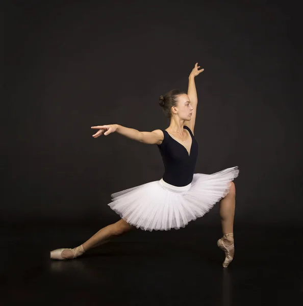 Великолепная балерина в белой балетной пачке . — стоковое фото