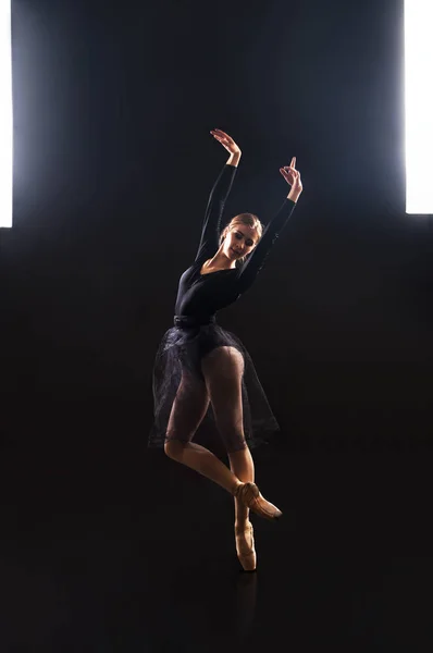 迷人的女孩芭蕾舞演员在黑色西装，是跳舞的芭蕾在光的轮廓 . — 图库照片