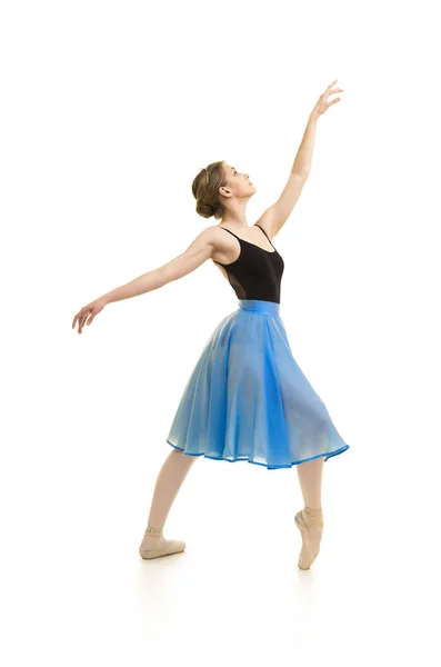 Meisje in een blauwe rok en een zwarte leotard dans Ballet. — Stockfoto