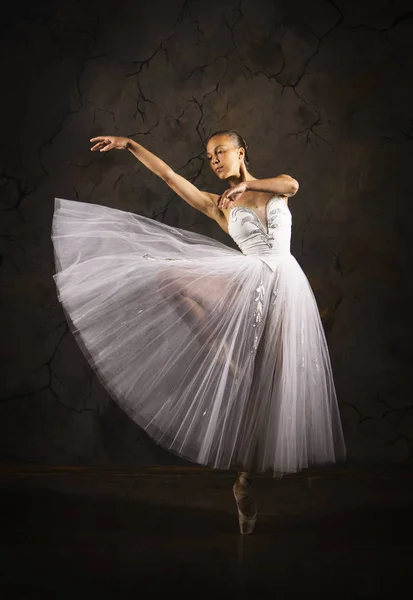 Menina esbelta em um espartilho branco tutu dança balé . — Fotografia de Stock