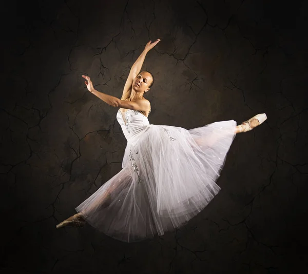 Menina esbelta em um espartilho branco tutu dança balé . — Fotografia de Stock