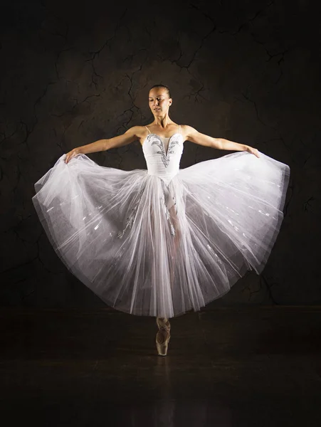 Menina esbelta em um espartilho branco tutu dança balé . — Fotografia de Stock