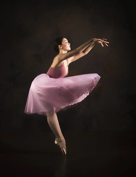 Una ragazza snella in gonna rosa e balletto beige . — Foto Stock