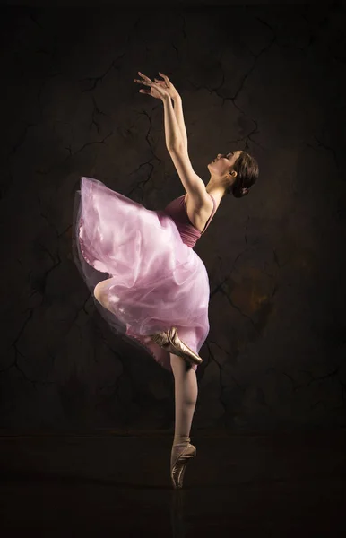 Una ragazza snella in gonna rosa e balletto beige . — Foto Stock