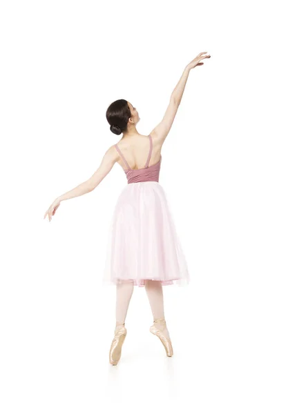 Elegante chica en falda rosa y beige top bailando ballet . — Foto de Stock