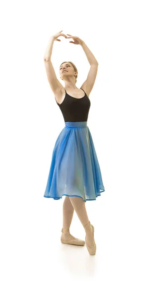 Fille dans une jupe bleue et un ballet de danse justaucorps noir . — Photo